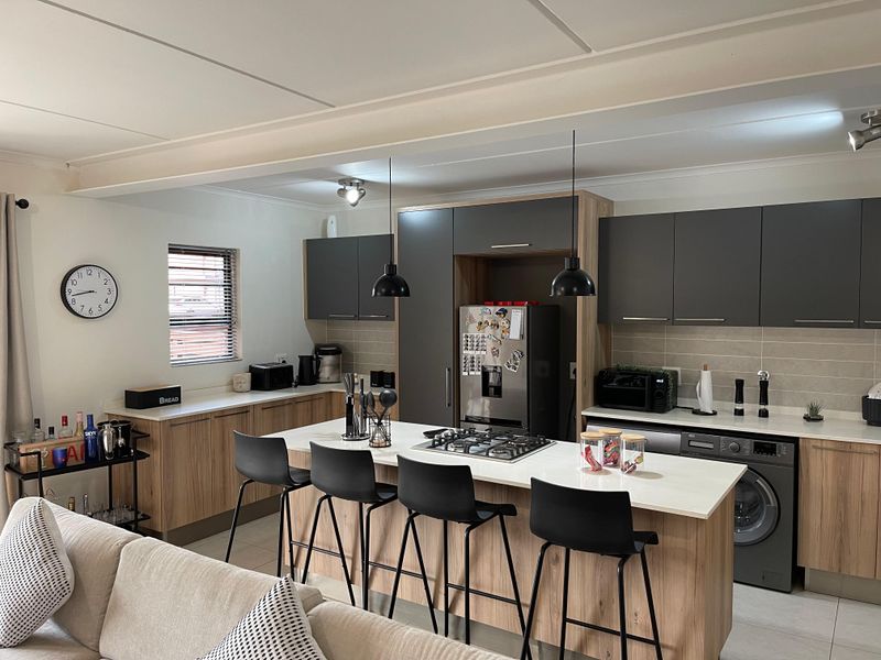 Upmarket 3-Bed, 2-Bath Townhouse with Free WiFi & Gym! - Photo 4