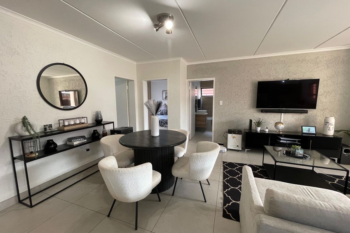 Upmarket 3-Bed, 2-Bath Townhouse with Free WiFi & Gym! - Photo 2