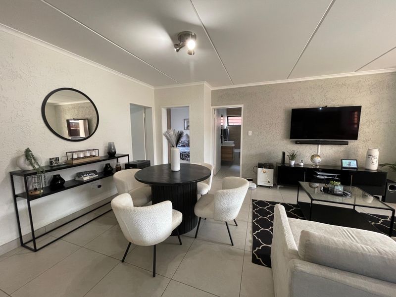 Upmarket 3-Bed, 2-Bath Townhouse with Free WiFi & Gym! - Photo 2