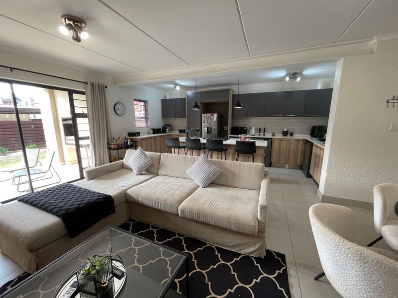 Upmarket 3-Bed, 2-Bath Townhouse with Free WiFi & Gym! - Photo 1
