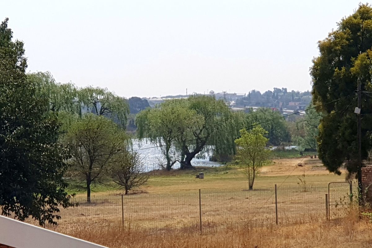 8-Bedroom Dual Residence with Pool & Dam Views in Dalpark 1 – A Rare Family Haven! - Photo 4