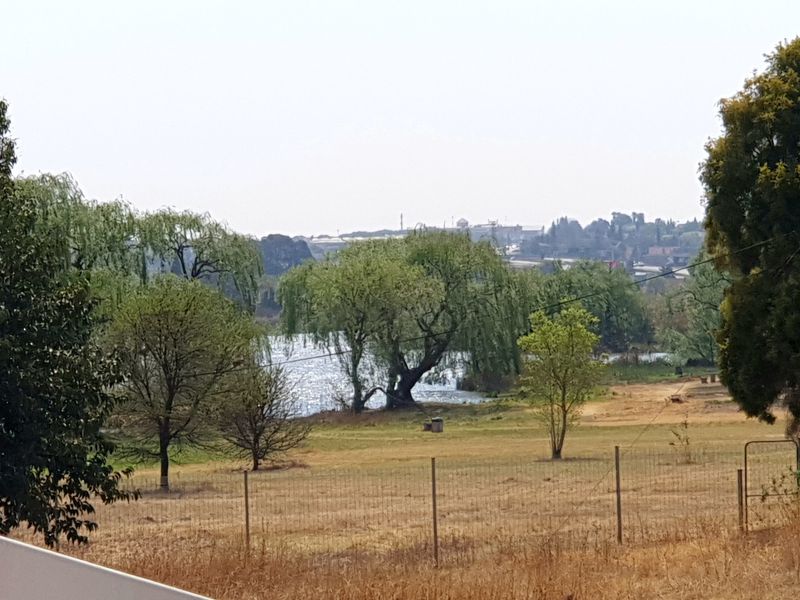 8-Bedroom Dual Residence with Pool & Dam Views in Dalpark 1 – A Rare Family Haven! - Photo 4