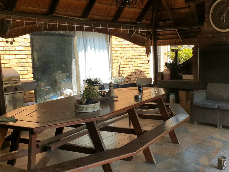 8-Bedroom Dual Residence with Pool & Dam Views in Dalpark 1 – A Rare Family Haven! - Photo 10