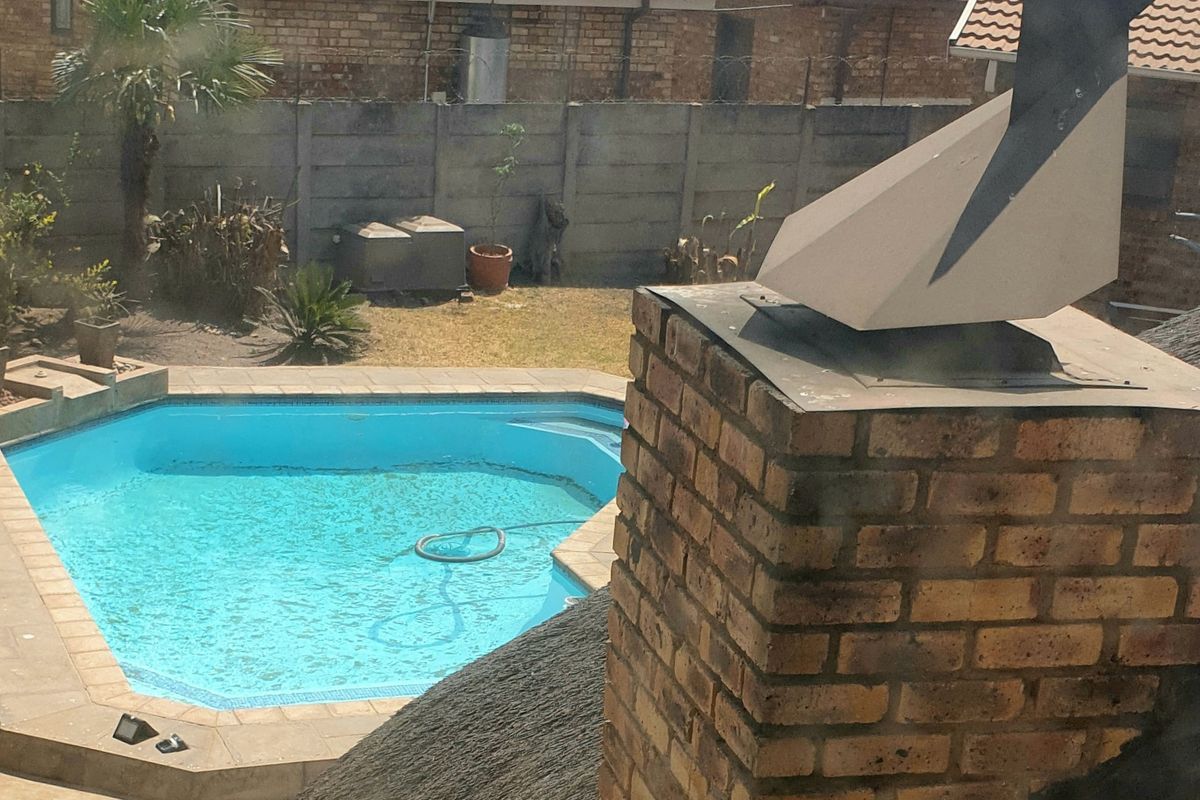 8-Bedroom Dual Residence with Pool & Dam Views in Dalpark 1 – A Rare Family Haven! - Photo 5