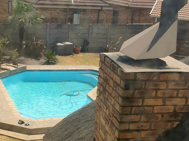 8-Bedroom Dual Residence with Pool & Dam Views in Dalpark 1 – A Rare Family Haven! - Photo 5