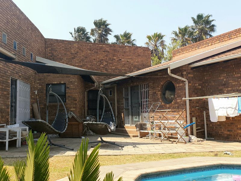 8-Bedroom Dual Residence with Pool & Dam Views in Dalpark 1 – A Rare Family Haven! - Photo 8