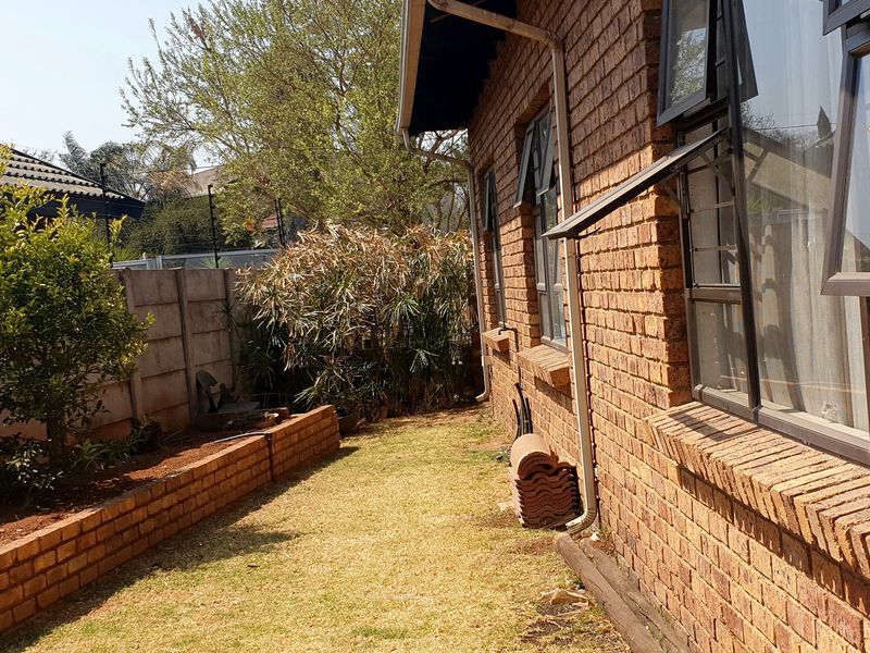 8-Bedroom Dual Residence with Pool & Dam Views in Dalpark 1 – A Rare Family Haven! - Photo 6