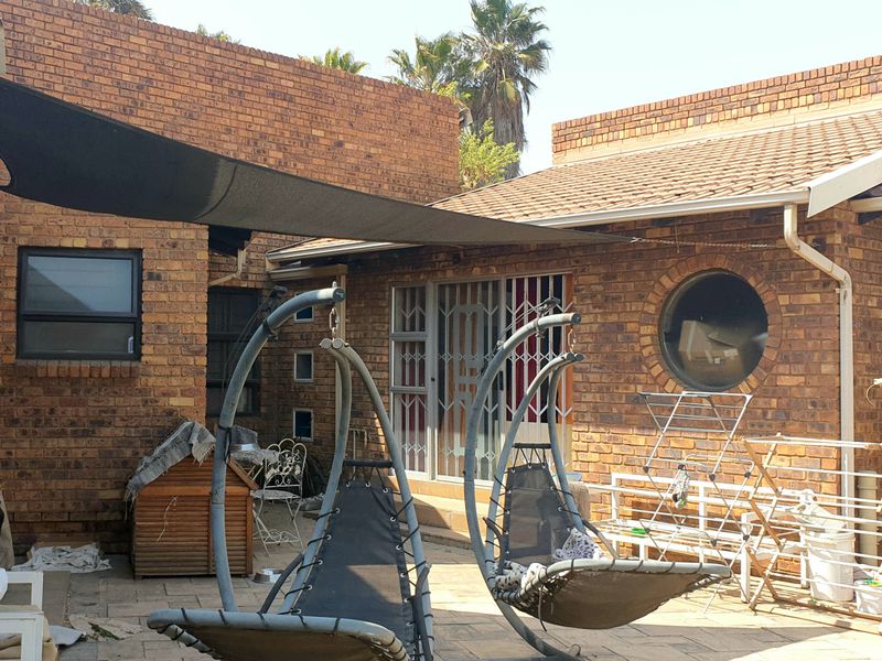 8-Bedroom Dual Residence with Pool & Dam Views in Dalpark 1 – A Rare Family Haven! - Photo 7