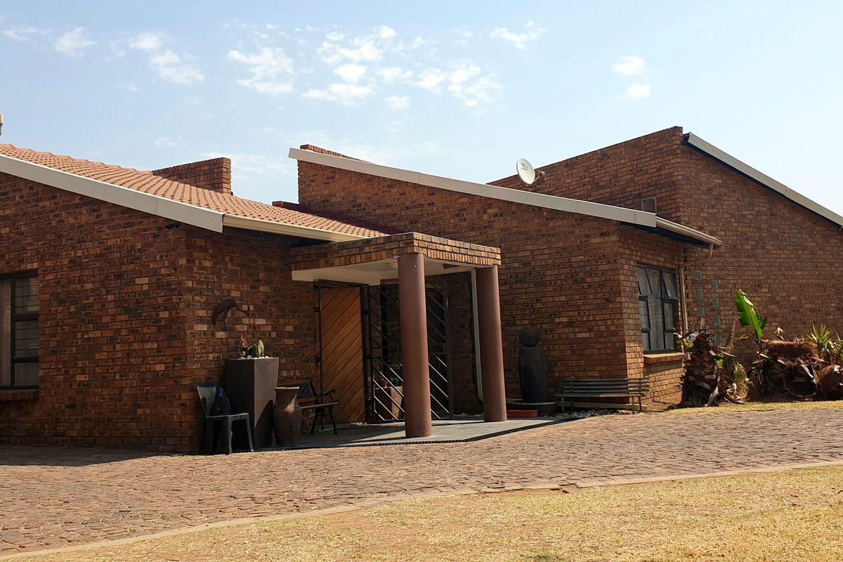 8-Bedroom Dual Residence with Pool & Dam Views in Dalpark 1 – A Rare Family Haven! - Photo 3