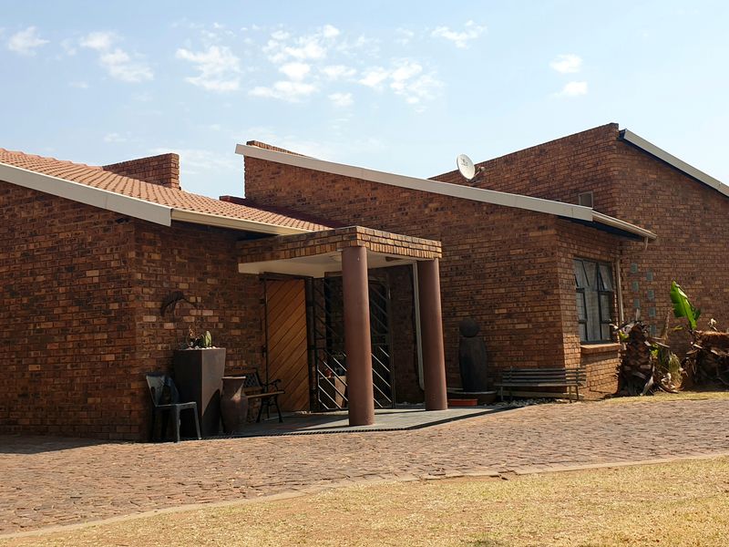 8-Bedroom Dual Residence with Pool & Dam Views in Dalpark 1 – A Rare Family Haven! - Photo 3