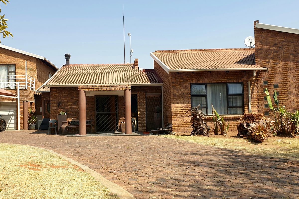 8-Bedroom Dual Residence with Pool & Dam Views in Dalpark 1 – A Rare Family Haven! - Photo 2