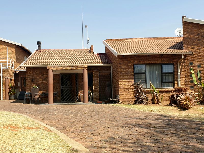 8-Bedroom Dual Residence with Pool & Dam Views in Dalpark 1 – A Rare Family Haven! - Photo 2