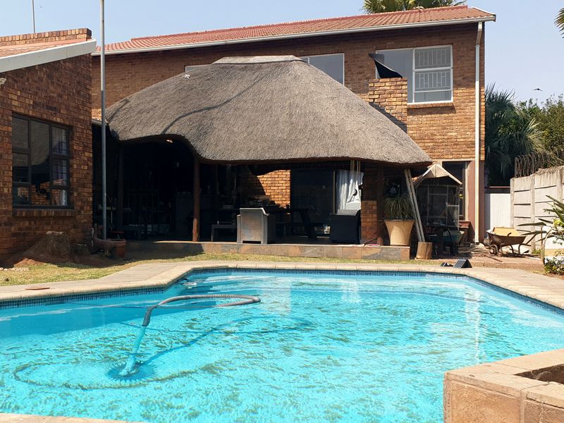 8-Bedroom Dual Residence with Pool & Dam Views in Dalpark 1 – A Rare Family Haven! - Photo 1