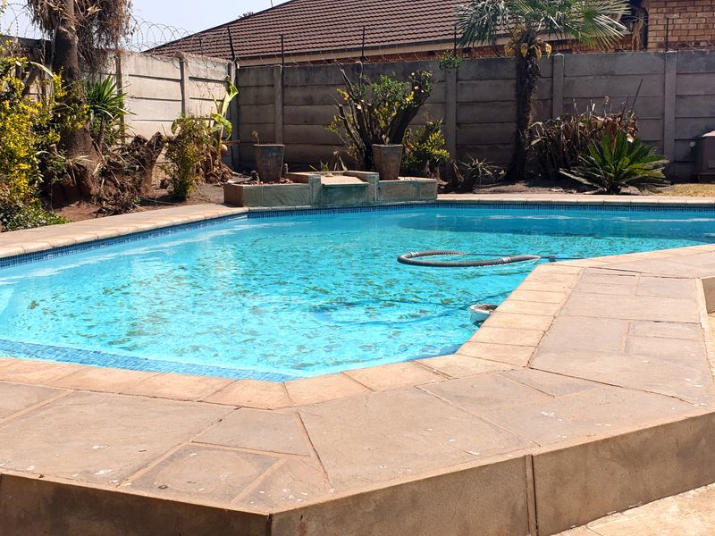 8-Bedroom Dual Residence with Pool & Dam Views in Dalpark 1 – A Rare Family Haven! - Photo 9