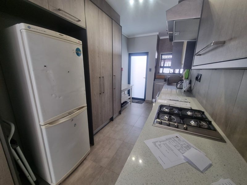 Ultra-modern, pet-friendly, ground floor apartment in Rynfield - Photo 6