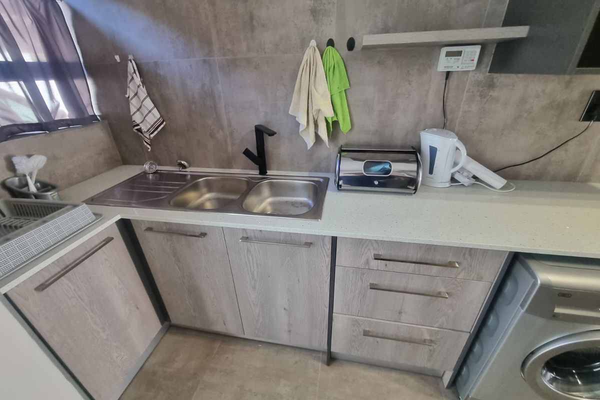 Ultra-modern, pet-friendly, ground floor apartment in Rynfield - Photo 3