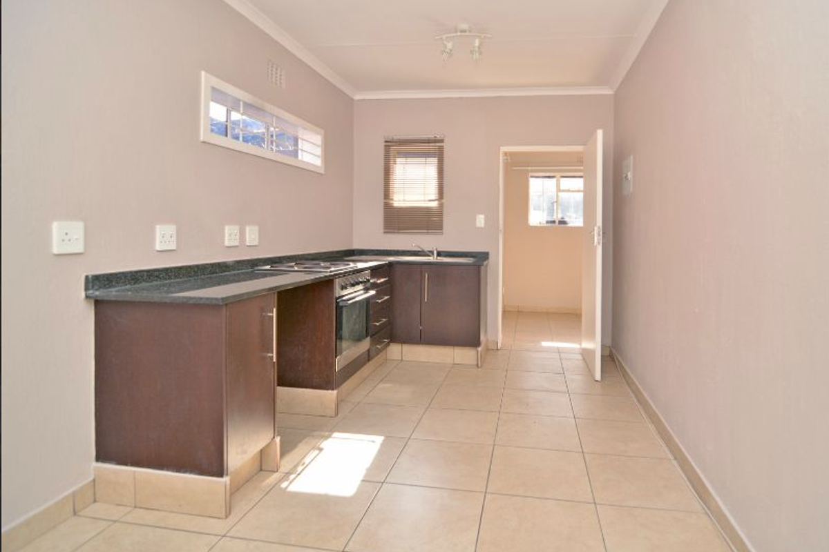 1 Bedroom Simplex Apartment – Hollyland, Bramley Park - Photo 2