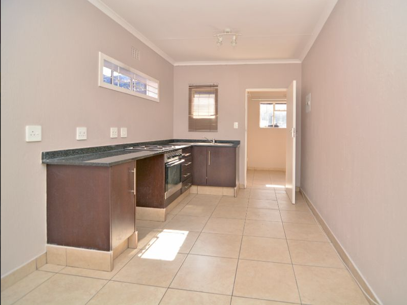 1 Bedroom Simplex Apartment – Hollyland, Bramley Park - Photo 2