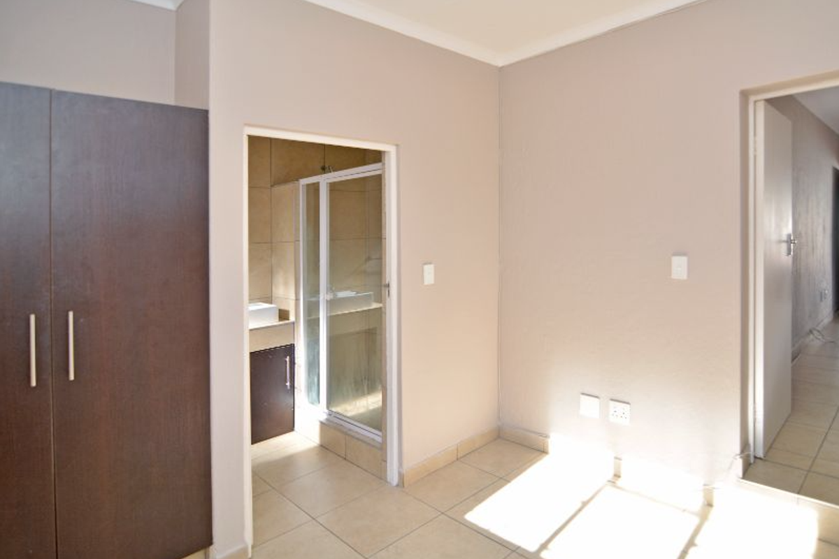 1 Bedroom Simplex Apartment – Hollyland, Bramley Park - Photo 4