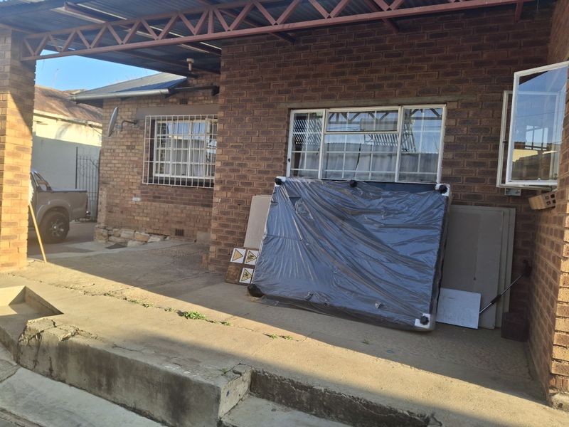 Spacious 4-Bedroom Home with Income Potential & Modern Comforts - Photo 4