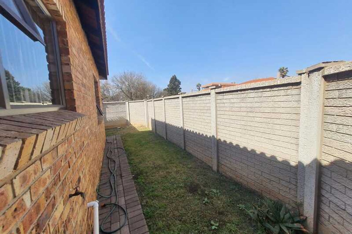 Townhouse In A Secured Complex In SW 2 - Photo 2