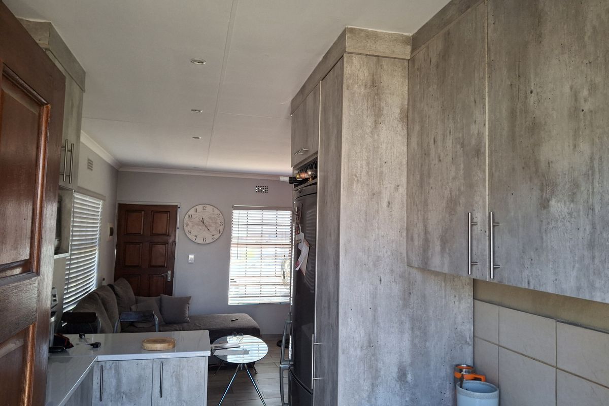 Spacious Family Home for Sale in Clayville - Midrand Village - Photo 5