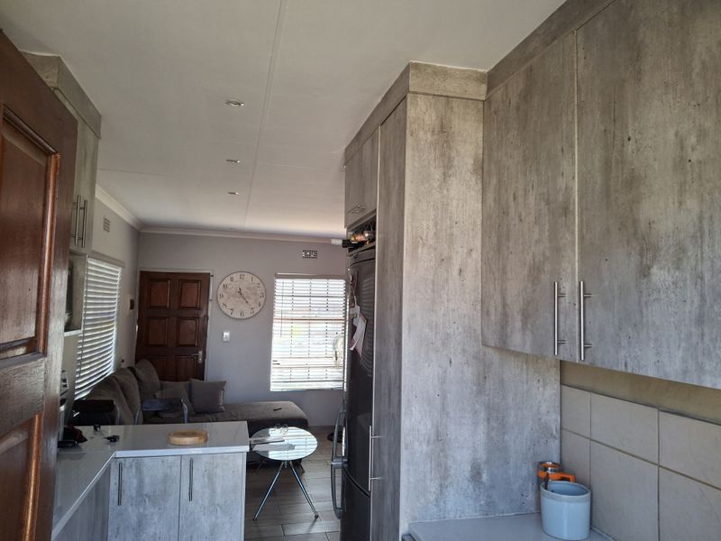 Spacious Family Home for Sale in Clayville - Midrand Village - Photo 5