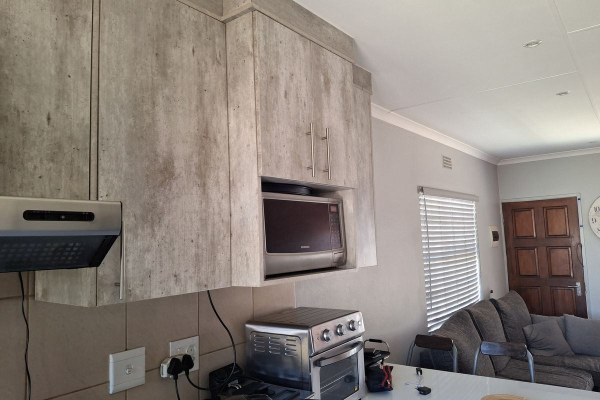 Spacious Family Home for Sale in Clayville - Midrand Village - Photo 3