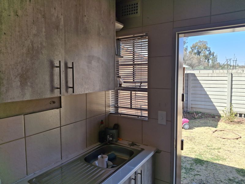 Spacious Family Home for Sale in Clayville - Midrand Village - Photo 9