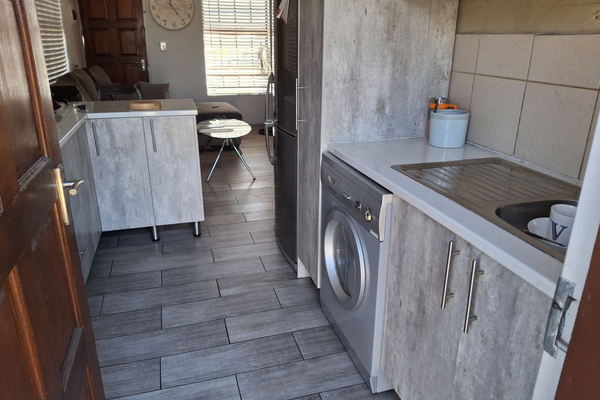 Spacious Family Home for Sale in Clayville - Midrand Village - Photo 2