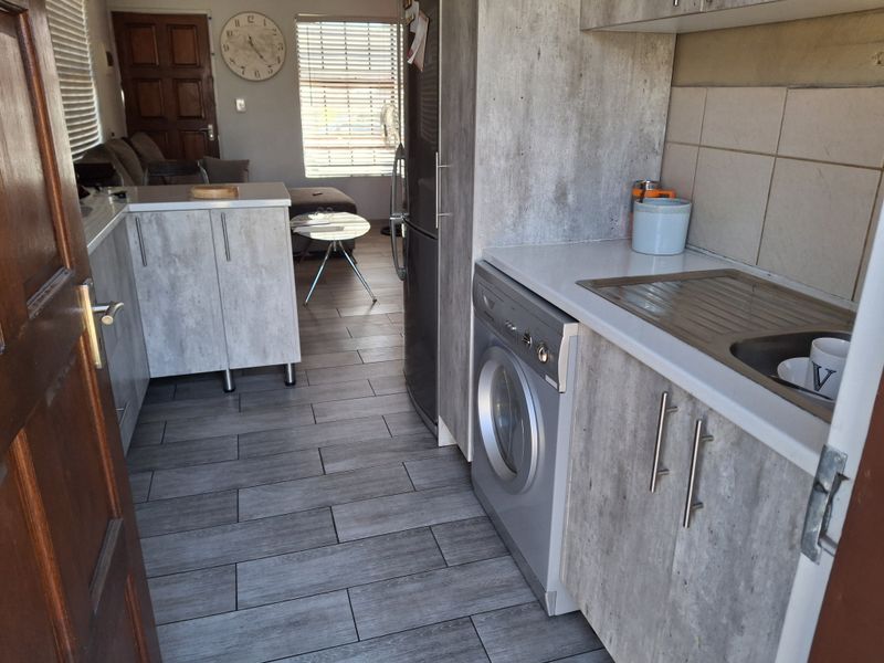 Spacious Family Home for Sale in Clayville - Midrand Village - Photo 2