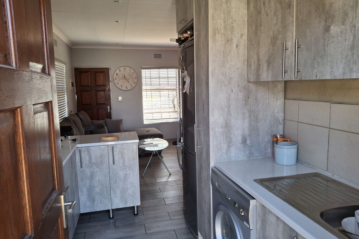 Spacious Family Home for Sale in Clayville - Midrand Village - Photo 4