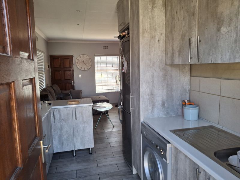 Spacious Family Home for Sale in Clayville - Midrand Village - Photo 4