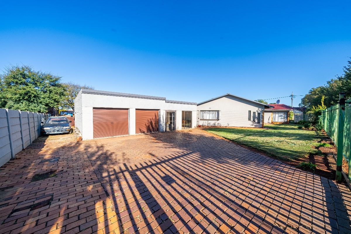 Live, Relax & Earn – 4-Bedroom Home with 6 Outside Rooms - Photo 2