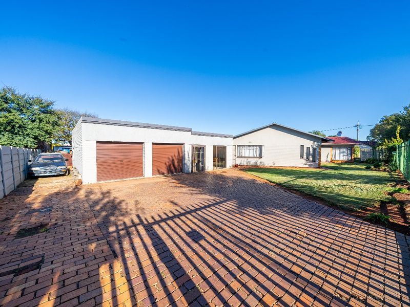 Live, Relax & Earn – 4-Bedroom Home with 6 Outside Rooms - Photo 2