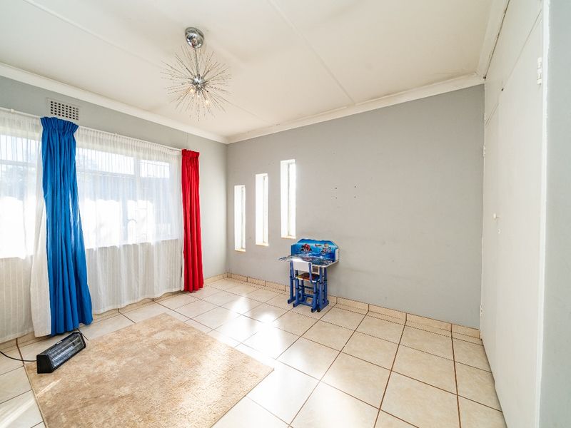 Live, Relax & Earn – 4-Bedroom Home with 6 Outside Rooms - Photo 7