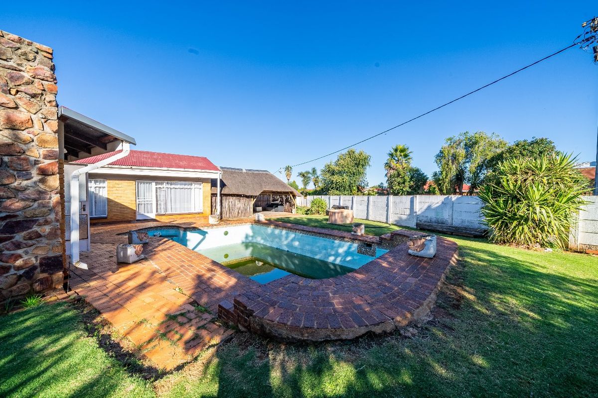 Live, Relax & Earn – 4-Bedroom Home with 6 Outside Rooms - Photo 3