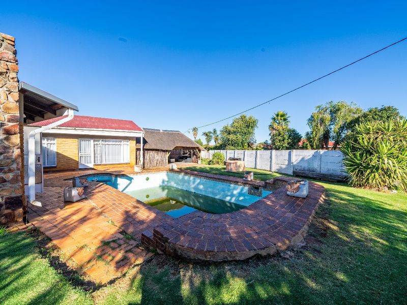 Live, Relax & Earn – 4-Bedroom Home with 6 Outside Rooms - Photo 3