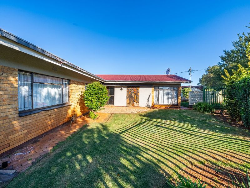 Live, Relax & Earn – 4-Bedroom Home with 6 Outside Rooms - Photo 1