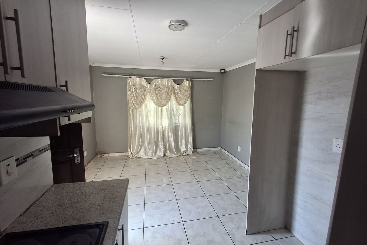 Beautiful 3-Bedroom House for Sale in Windmill Park, Ekurhuleni - Photo 2