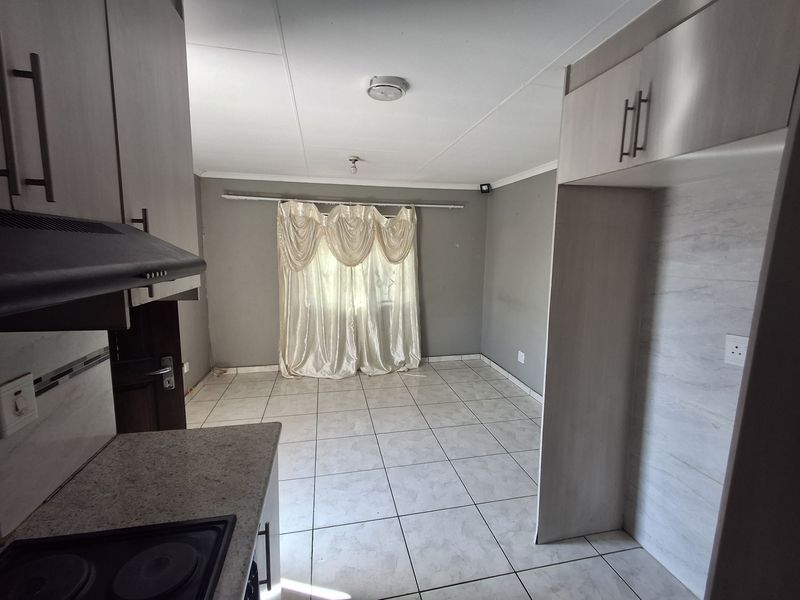 Beautiful 3-Bedroom House for Sale in Windmill Park, Ekurhuleni - Photo 2