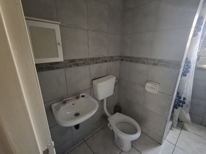 Beautiful 3-Bedroom House for Sale in Windmill Park, Ekurhuleni - Photo 10