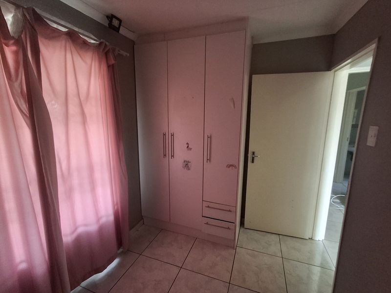 Beautiful 3-Bedroom House for Sale in Windmill Park, Ekurhuleni - Photo 9