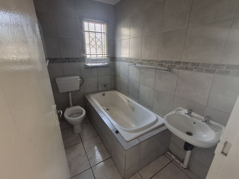 Beautiful 3-Bedroom House for Sale in Windmill Park, Ekurhuleni - Photo 8