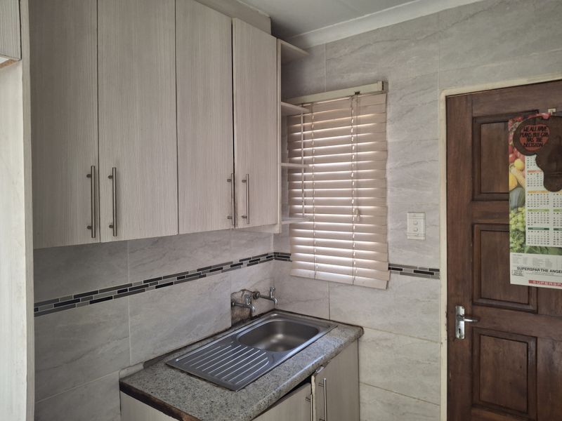 Beautiful 3-Bedroom House for Sale in Windmill Park, Ekurhuleni - Photo 6