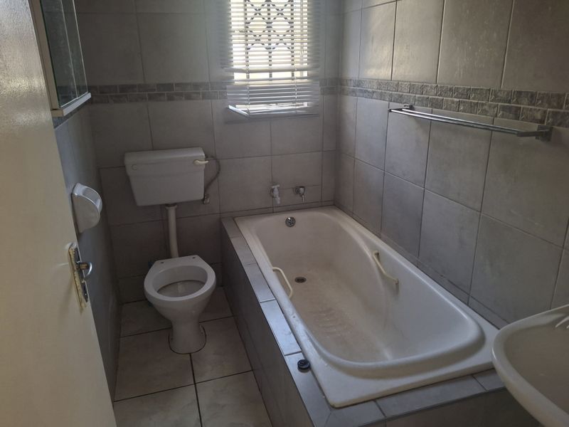 Beautiful 3-Bedroom House for Sale in Windmill Park, Ekurhuleni - Photo 7