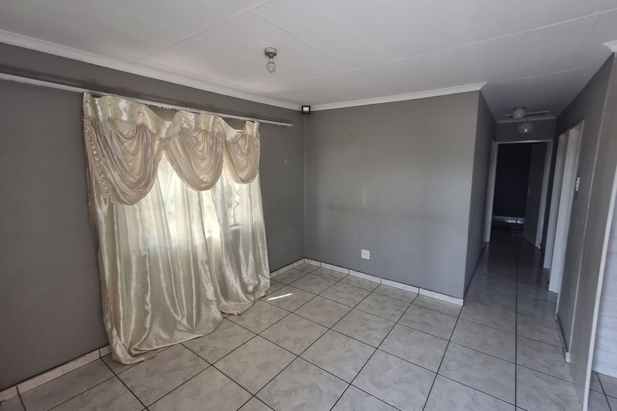 Beautiful 3-Bedroom House for Sale in Windmill Park, Ekurhuleni - Photo 4