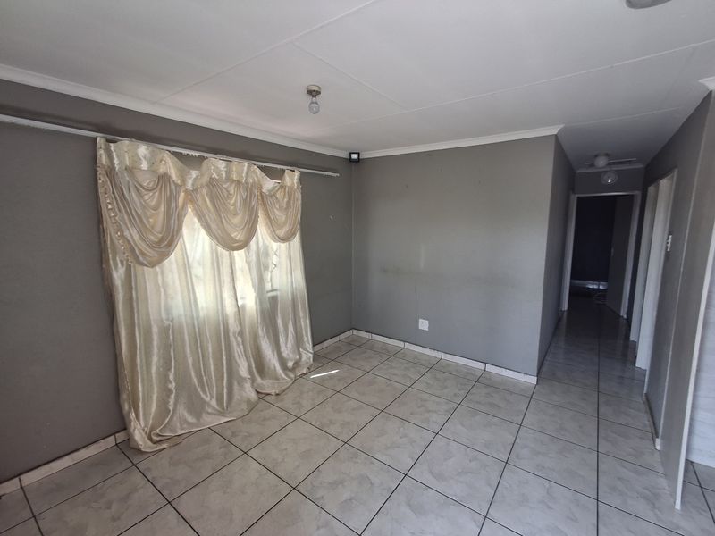 Beautiful 3-Bedroom House for Sale in Windmill Park, Ekurhuleni - Photo 4