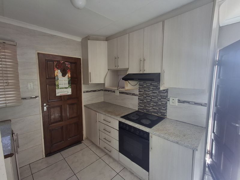 Beautiful 3-Bedroom House for Sale in Windmill Park, Ekurhuleni - Photo 5
