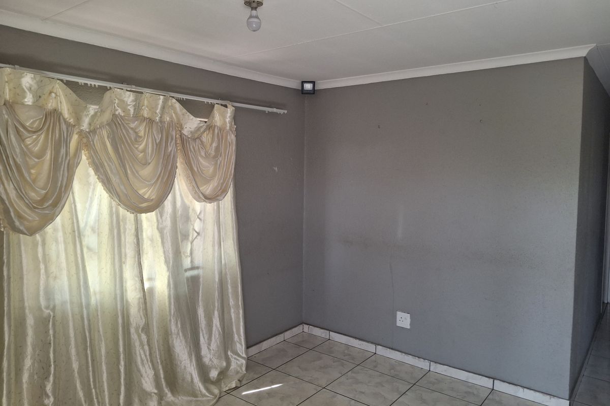 Beautiful 3-Bedroom House for Sale in Windmill Park, Ekurhuleni - Photo 3